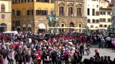 FLORENCE, ITALY - 21 Nisan 2015: Uffizi Galerisi 'nin girişinde kimliği belirsiz kişiler, 21 Nisan 2015 tarihinde, Floransa, İtalya' da. Uffizi Galerisi dünyanın en ünlü sanat müzelerinden biridir.