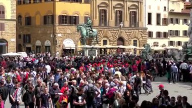 FLORENCE, ITALY - 21 Nisan 2015: Uffizi Galerisi 'nin girişinde kimliği belirsiz kişiler, 21 Nisan 2015 tarihinde, Floransa, İtalya' da. Uffizi Galerisi dünyanın en ünlü sanat müzelerinden biridir.