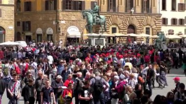 FLORENCE, ITALY - 21 Nisan 2015: Uffizi Galerisi 'nin girişinde kimliği belirsiz kişiler, 21 Nisan 2015 tarihinde, Floransa, İtalya' da. Uffizi Galerisi dünyanın en ünlü sanat müzelerinden biridir.