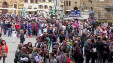 FLORENCE, ITALY - 21 Nisan 2015: Uffizi Galerisi 'nin girişinde kimliği belirsiz kişiler, 21 Nisan 2015 tarihinde, Floransa, İtalya' da. Uffizi Galerisi dünyanın en ünlü sanat müzelerinden biridir.