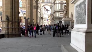 FLORENCE, ITALY - 21 Nisan 2015: Uffizi Galerisi 'nin girişinde kimliği belirsiz kişiler, 21 Nisan 2015 tarihinde, Floransa, İtalya' da. Uffizi Galerisi dünyanın en ünlü sanat müzelerinden biridir.