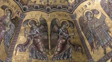 Floransa, İtalya: Floransa 'daki Floransa Katedrali' nin yanındaki güzel mozaik tavanlı Florence Baptistery 'in içi 