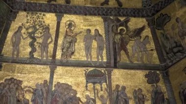 Floransa, İtalya: Floransa 'daki Floransa Katedrali' nin yanındaki güzel mozaik tavanlı Florence Baptistery 'in içi 