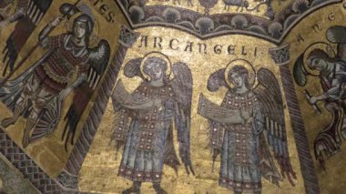 Floransa, İtalya: Floransa 'daki Floransa Katedrali' nin yanındaki güzel mozaik tavanlı Florence Baptistery 'in içi 