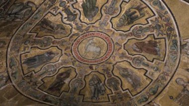 Floransa, İtalya: Floransa 'daki Floransa Katedrali' nin yanındaki güzel mozaik tavanlı Florence Baptistery 'in içi 