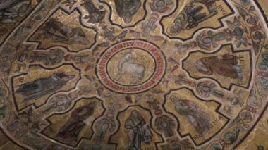 Floransa, İtalya: Floransa 'daki Floransa Katedrali' nin yanındaki güzel mozaik tavanlı Florence Baptistery 'in içi 