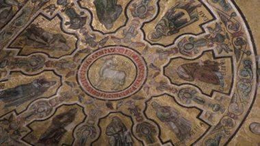 Floransa, İtalya: Floransa 'daki Floransa Katedrali' nin yanındaki güzel mozaik tavanlı Florence Baptistery 'in içi 