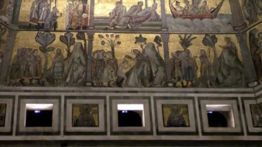 Floransa, İtalya: Floransa 'daki Floransa Katedrali' nin yanındaki güzel mozaik tavanlı Florence Baptistery 'in içi 