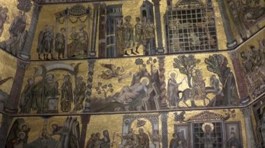 Floransa, İtalya: Floransa 'daki Floransa Katedrali' nin yanındaki güzel mozaik tavanlı Florence Baptistery 'in içi 