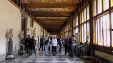 Floransa, İtalya 'da Uffizi galerisinin ana koridorundaki turist kalabalığının videosu. 