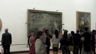Botticelli 'nin Venüs' ün Doğuşu ve Pallaacs ve Centaur tablolarına hayran bir grup turist görüntüsü