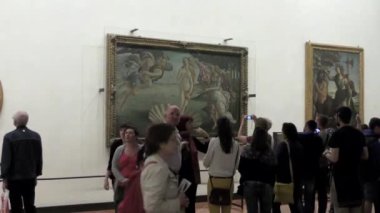Botticelli 'nin Venüs' ün Doğuşu ve Pallaacs ve Centaur tablolarına hayran bir grup turist görüntüsü