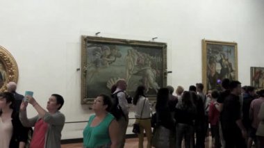 Botticelli 'nin Venüs' ün Doğuşu ve Pallaacs ve Centaur tablolarına hayran bir grup turist görüntüsü
