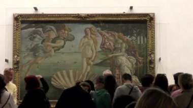 Ünlü ressam Sandro Botticelli 'nin Venüs' ün Doğuşu adlı tablosuna bakan insanların görüntüleri Uffizi Galerisi, Floransa, İtalya. 