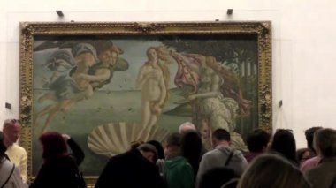 Ünlü ressam Sandro Botticelli 'nin Venüs' ün Doğuşu adlı tablosuna bakan insanların görüntüleri Uffizi Galerisi, Floransa, İtalya. 