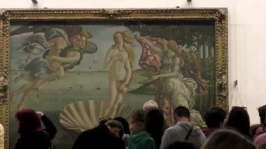Ünlü ressam Sandro Botticelli 'nin Venüs' ün Doğuşu adlı tablosuna bakan insanların görüntüleri Uffizi Galerisi, Floransa, İtalya. 