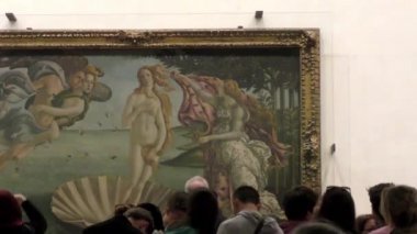 Ünlü ressam Sandro Botticelli 'nin Venüs' ün Doğuşu adlı tablosuna bakan insanların görüntüleri Uffizi Galerisi, Floransa, İtalya. 