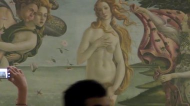 Ünlü ressam Sandro Botticelli 'nin Venüs' ün Doğuşu adlı tablosuna bakan insanların görüntüleri Uffizi Galerisi, Floransa, İtalya. 