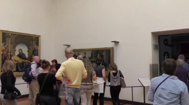 FLORENCE, ITALY - 21 Nisan 2015: Uffizi Galerisi 'nde kimliği belirsiz kişiler, 21 Nisan 2015 tarihinde, Floransa, İtalya' da. Uffizi Galerisi dünyanın en ünlü sanat müzelerinden biridir..