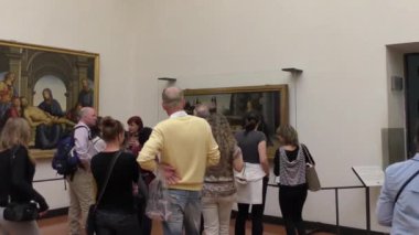 FLORENCE, ITALY - 21 Nisan 2015: Uffizi Galerisi 'nde kimliği belirsiz kişiler, 21 Nisan 2015 tarihinde, Floransa, İtalya' da. Uffizi Galerisi dünyanın en ünlü sanat müzelerinden biridir..