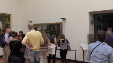 FLORENCE, ITALY - 21 Nisan 2015: Uffizi Galerisi 'nde kimliği belirsiz kişiler, 21 Nisan 2015 tarihinde, Floransa, İtalya' da. Uffizi Galerisi dünyanın en ünlü sanat müzelerinden biridir..