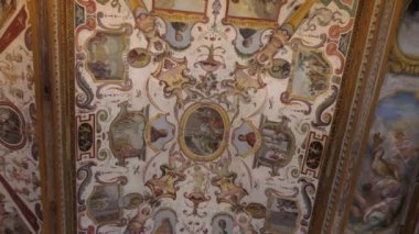 Uffizi galerisinin tavan arasında muhteşem sanat freskleri var. 