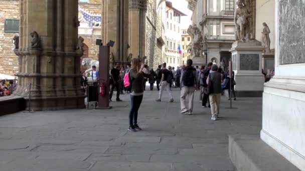 Florence Italië April 2015 Ongeïdentificeerde Personen Bij Ingang Van Galleria — Stockvideo