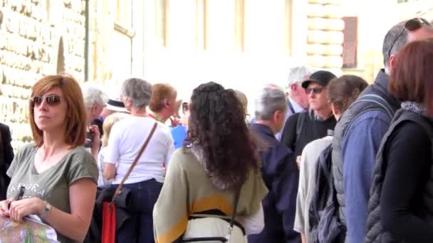 2015年4月21日 イタリアのフィレンツェにあるUffizi Galleryの入り口にある未確認の人々 ウフィツィ美術館は世界で最も有名な美術館の一つです — ストック動画