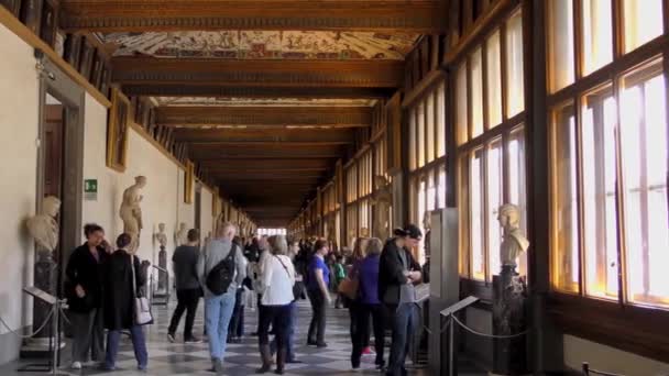 Видео Главного Коридора Галереи Уффици Толпой Туристов Флоренции Италия — стоковое видео