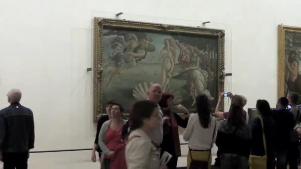 Footage Group Tourists Admiring Botticelli Birth Venus Pallaacs Centaur Paintings — Stock Video