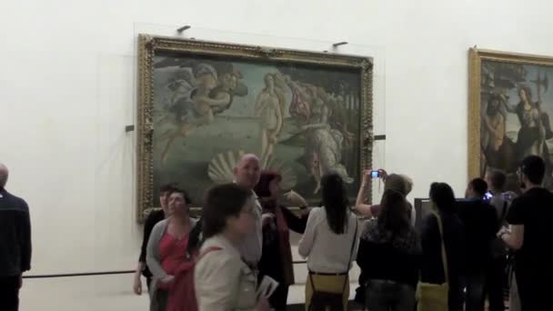 Footage Group Tourists Admiring Botticelli Birth Venus Pallaacs Centaur Paintings — Stock Video