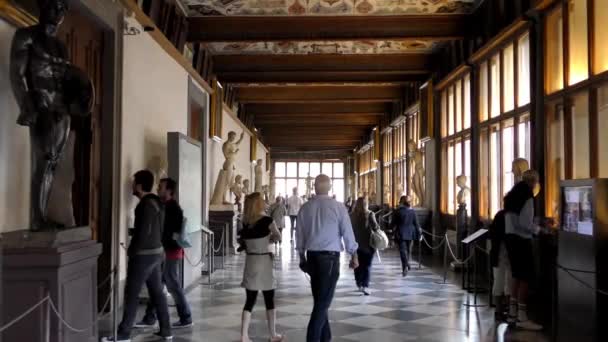 Nagranie Wnętrza Korytarza Galerii Uffizi Spacerujących Nim Turystów Patrzących Sztukę — Wideo stockowe