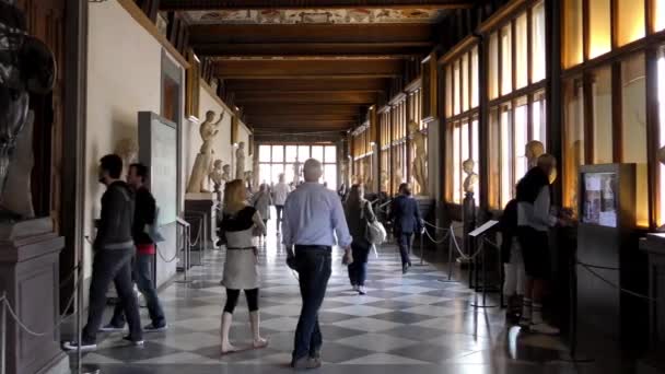 Filmagem Interior Corredor Galeria Uffizi Turistas Caminhando Nele Olhando Para — Vídeo de Stock