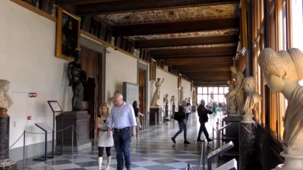 Filmaufnahmen Des Inneren Des Flurs Der Uffizien Und Touristen Die — Stockvideo