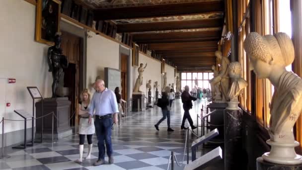 乌菲齐画廊走廊内部的影像 以及游客在走廊内欣赏艺术和雕像的场景 意大利弗洛伦斯市 — 图库视频影像