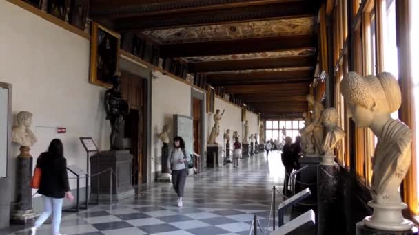 Footage Interior Uffizi Gallery Hallway Tourists Walking Looking Art Statues — Stock Video