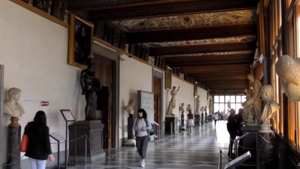 Bilder Interiören Uffizi Galleri Hall Och Turister Promenader Den Tittar — Stockvideo