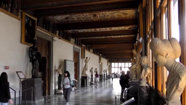 Nagranie Wnętrza Korytarza Galerii Uffizi Spacerujących Nim Turystów Patrzących Sztukę — Wideo stockowe