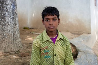 Sundarpur, Hindistan - 2013: Hindistan 'ın Bihar eyaletindeki yerel cüzzam hastanesinde kimliği belirsiz Hintli çocuklar