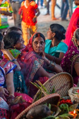 Hindistan 'ın Bihar Eyaleti Raxaul şehrinde 8 Kasım 2013' te düzenlenen Chhas Hindu dini festivalinde kimliği belirsiz Hintli insanlar