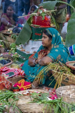 Hindistan 'ın Bihar Eyaleti Raxaul şehrinde 8 Kasım 2013' te düzenlenen Chhas Hindu dini festivalinde kimliği belirsiz Hintli insanlar