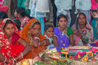 RAXAUL, INDIA - 8 NOV: Hindistan 'ın Bihar eyaletinde 8 Kasım 2013 tarihinde Chhas' ı kutlayan tanımlanamayan Hintli kadınlar.