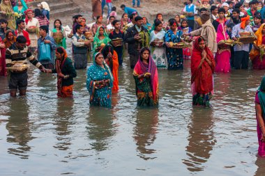 Hindistan 'ın Bihar Eyaleti Raxaul şehrinde 8 Kasım 2013' te düzenlenen Chhas Hindu dini festivalinde kimliği belirsiz Hintli insanlar