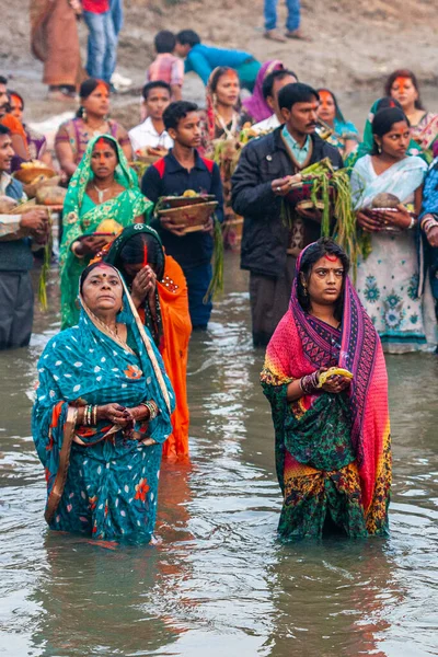 インド ビハール州ラクソールで2013年11月8日に開催されたヒンドゥ教の宗教祭の祝賀会における未確認のインド人 — ストック写真