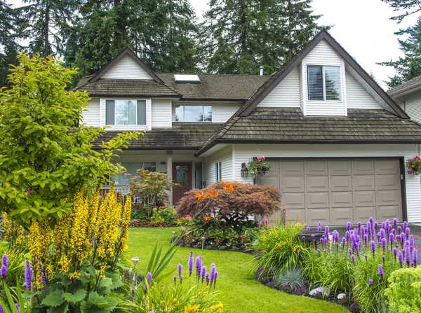 Manicured Yard Bellamente Mantenido Residencia Jardín Plena Floración Imágenes De Stock Sin Royalties Gratis