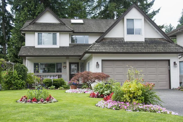 Hermosa Casa Jardín Flores Plena Floración — Foto de Stock