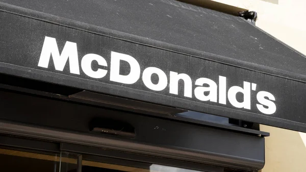 마요르카 스페인 2017 맥도날드의 간판입니다 맥도날드는 햄버거 패스트 레스토랑의 세계의 — 스톡 사진