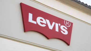 Palma de Mallorca, İspanya - 23 Eylül 2017. Levi Strauss işareti bir duvar. Levi Strauss ve Co, Levi's marka denim jeans için dünya çapında bilinen bir Amerikan giyim firmasıdır.