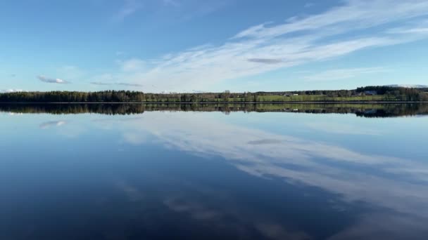 Отражение Озера Севере Швеции — стоковое видео