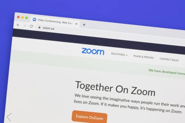 Ostersund / İsveç - 10 Temmuz 2020: Zoom web sitesi. Zoom Video Communications, ABD 'li bir uzaktan konferans hizmeti şirketidir.